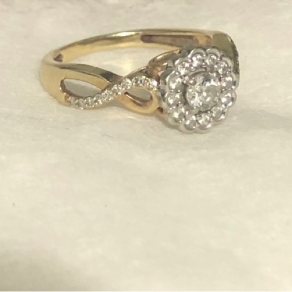 10K2 Fashion Diamond Ring 3/8 TDW Flower shaped. Size 5 - Picture 3 of 11